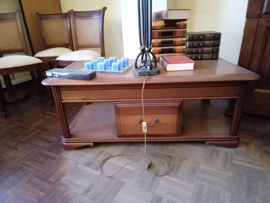 Móvel aparador em cerejeira.