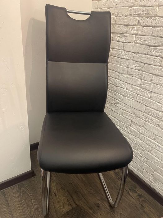 Шкіряний/металевий чорний стілець