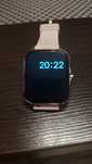 Nowy beżowo złoty smartwatch