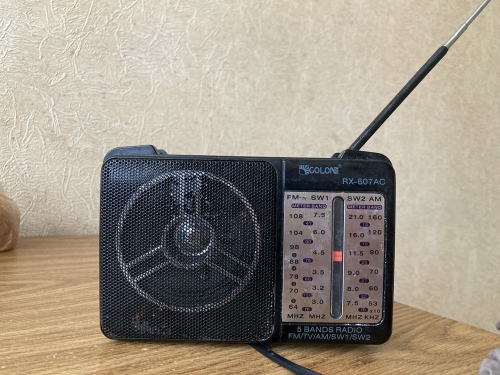 Радіо- годинник та радіоприймач