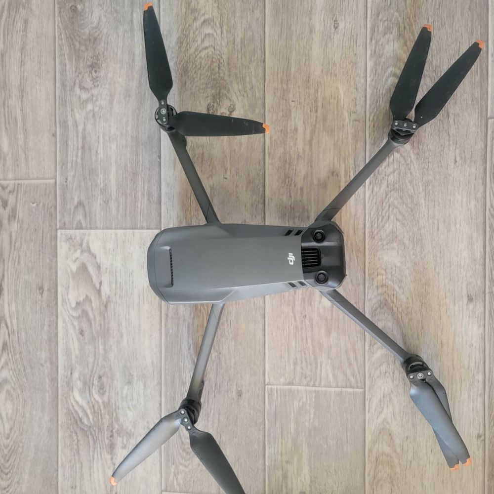Продам DJI Mavic 3 Combo Plus с 8 аккумуляторами и аксессуарами