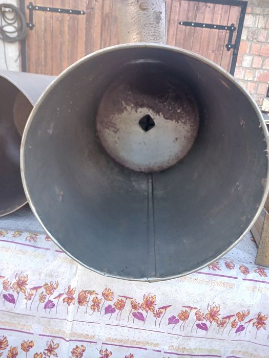 Пічка-буржуйка на тирсі-опілках.