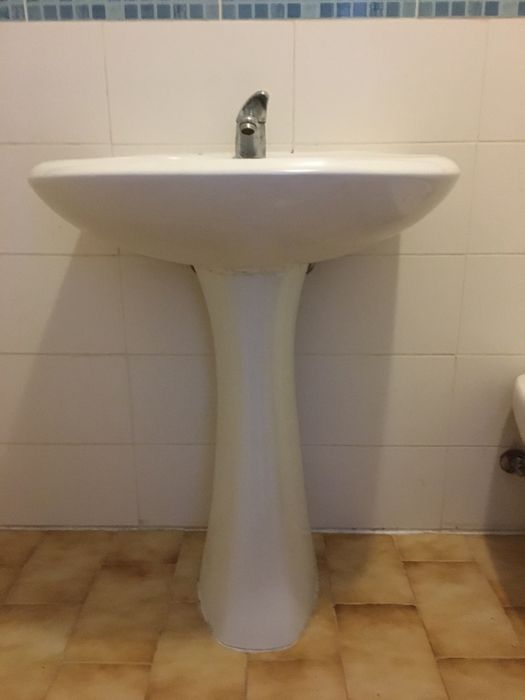 Conjunto de casa de banho. Não inclui torneiras