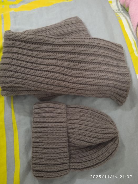 Шапочка нова із шарфиком коричнева на 12 14 років