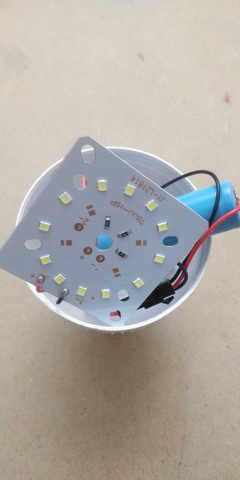 LED лампа с аккумулятором