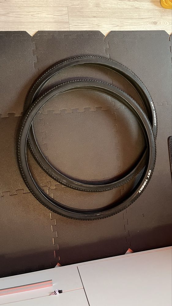 Opony CST 700x40C  40-622 prawie nowe