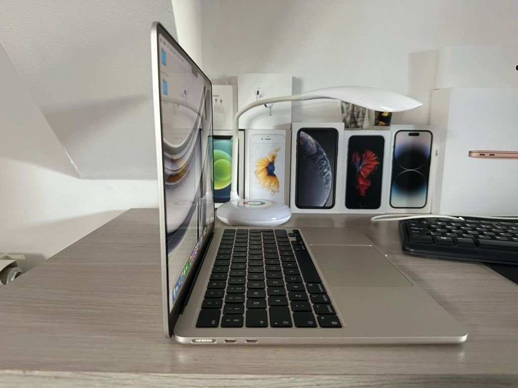 Sprzeda. MacBook M2 8 GB