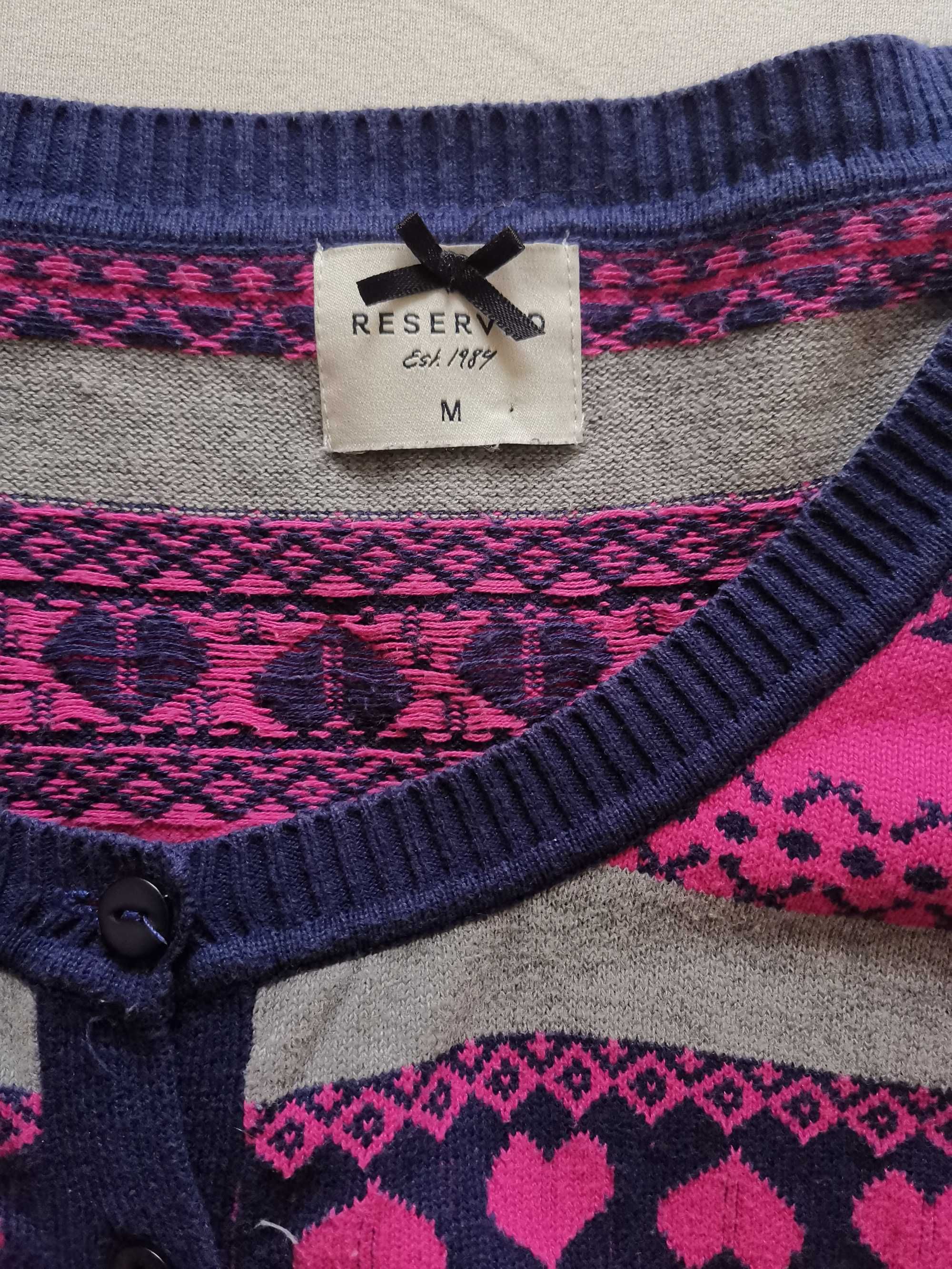 Sweter na guziki w serduszka