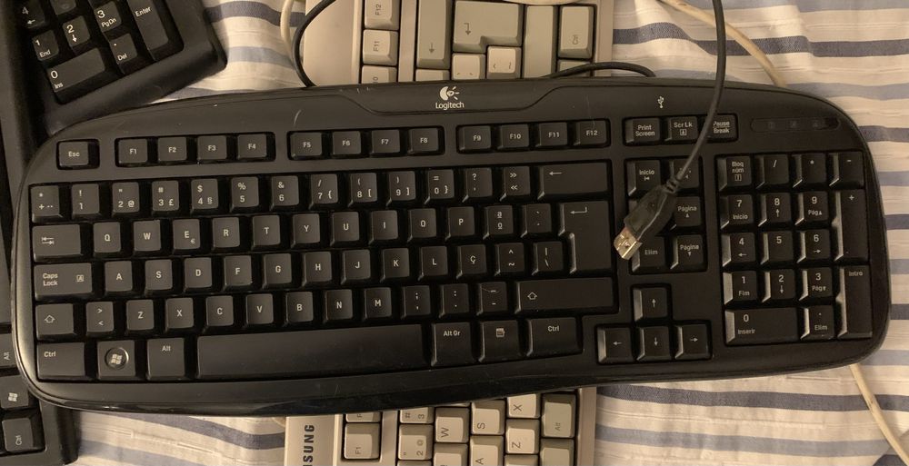 Vários teclados computador