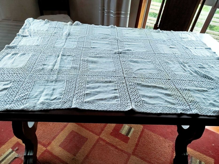 Toalha de mesa retangular em crochê e tecido alinhado