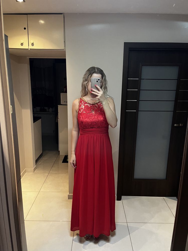 Sukienka czerwona długa z ozdobami