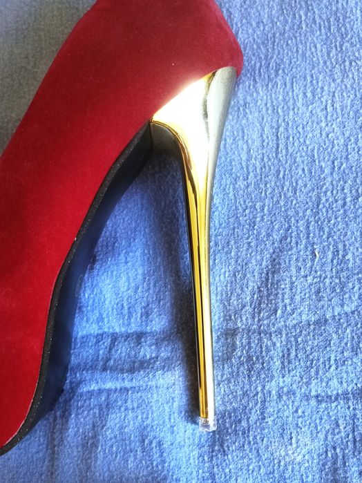 Wysokie seksowne zamszowe szpilki na platformie