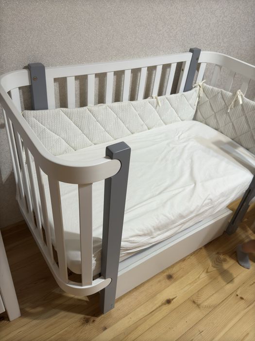 Дитяче ліжечко з маятником
