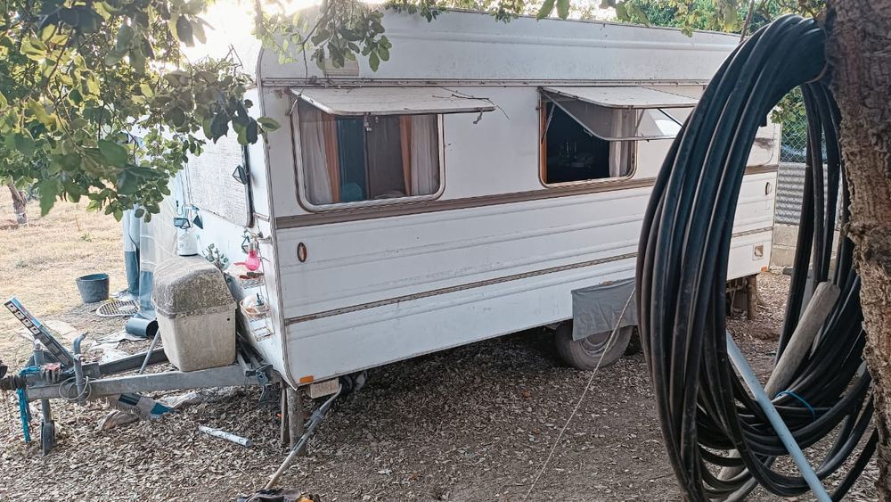 Vende caravana Com documentos
