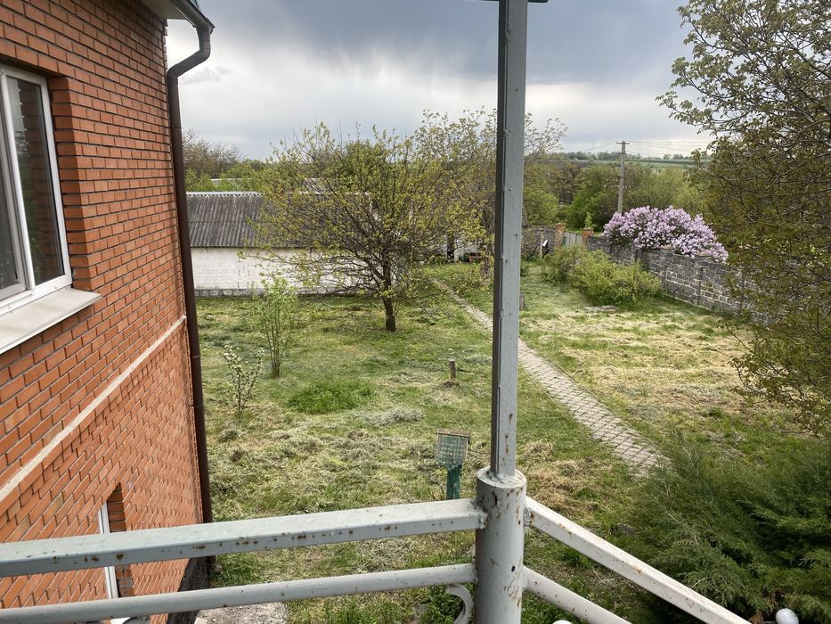 Земельна ділянка 1,05 Га, з будинками, фасад траси, 20 км. від міста.