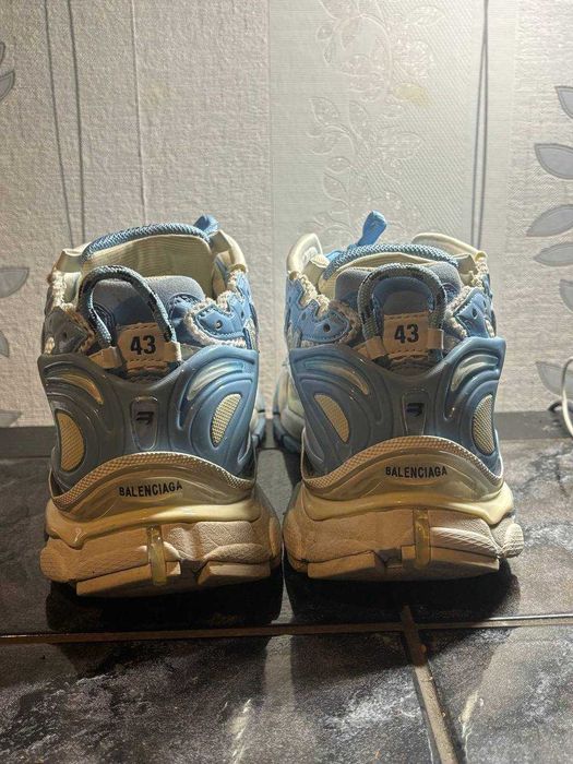 balenciaga runner light blue