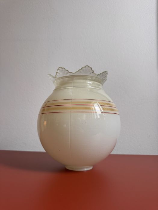 szklany klosz vintage kremowo-biały z dekoracyjną krawędzią