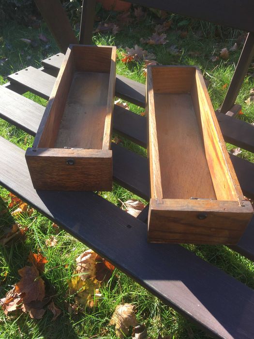 Stara drewniana szufladka starej maszyny do szycia