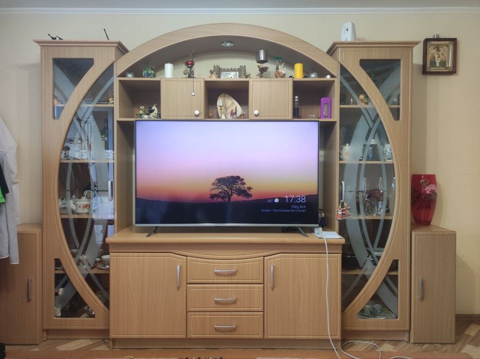 Стінка в залу. В хорошому стані. Без телевізора. Самовивіз.