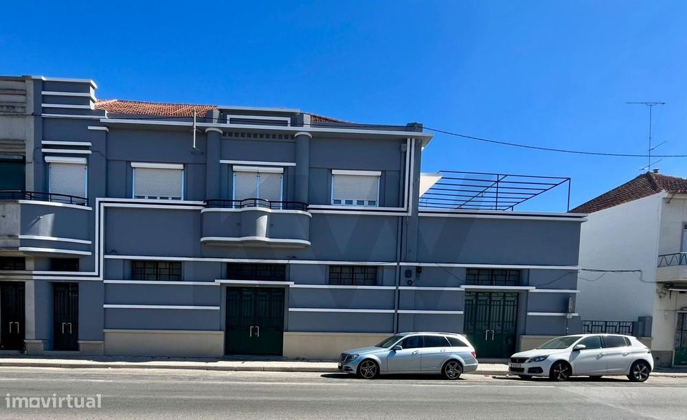 Espaço comercial à entrada de Santarém