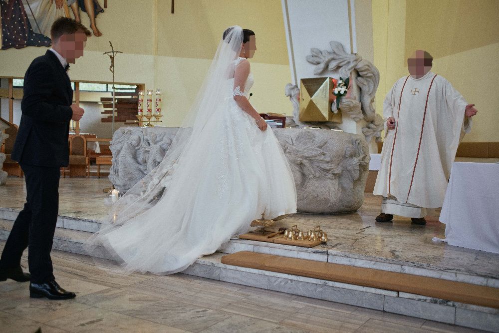Suknia ślubna ANNAIS BRIDAL z bolerkiem i długim welonem, kolor ivory
