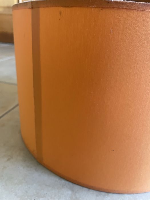 Abajur laranja e abajur rosa