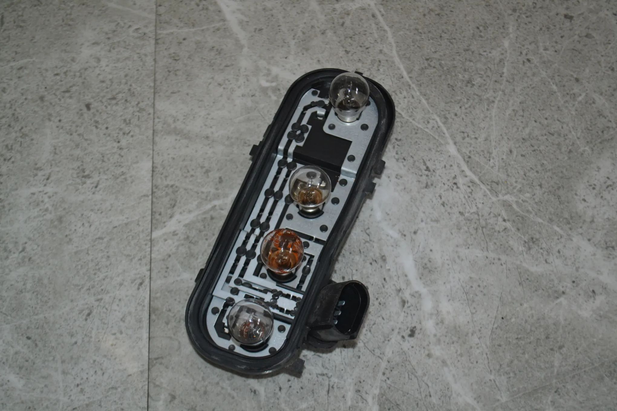 AUDI A4 B6 KOMBI WKŁAD LAMPY PRAWY 8E9945258 ORYGINAŁ