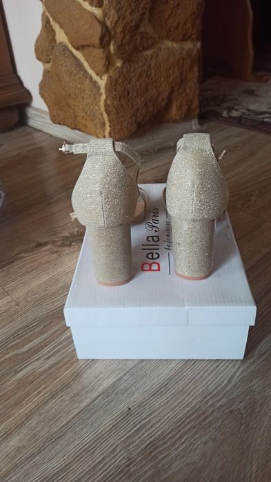 Sprzedam złote brokatowe eleganckie sandały w rozm 37