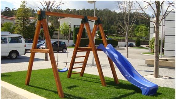 Baloiços e escorregas
