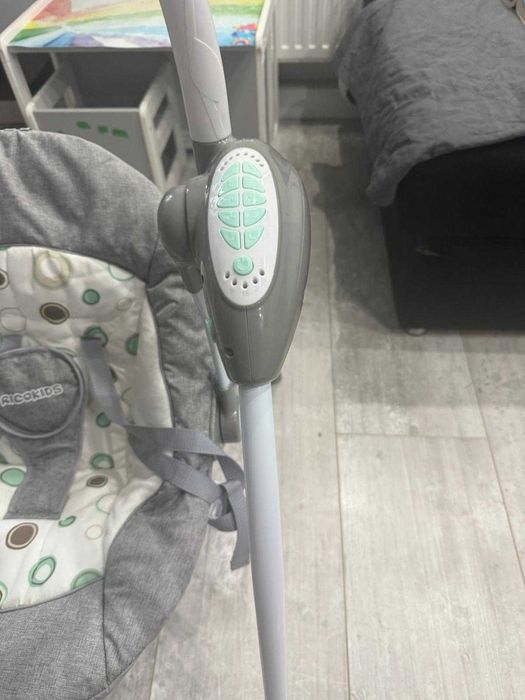 Leżaczek bujaczek automatyczny z muzyką Premium ricokids