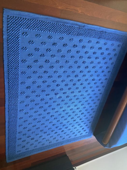 Carpete de cor azulão feita em tear