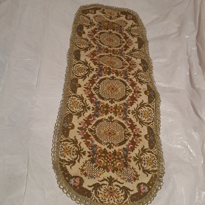 Owalna serwetka z haftem gobelinowym  haftem gobelinowym