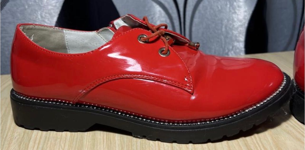 Туфлі лаковані червоні
