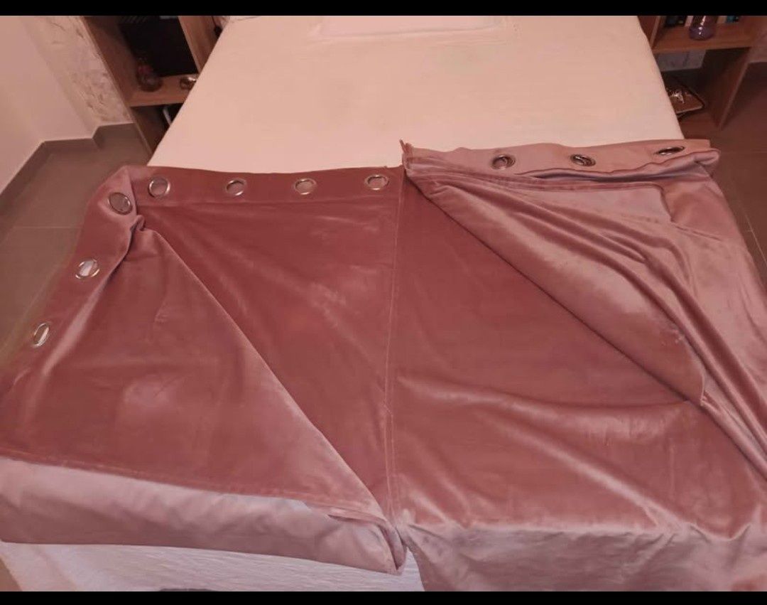 Par de cortinados em veludo rosa