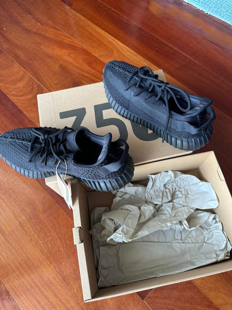 Yeezy 350 v2 black