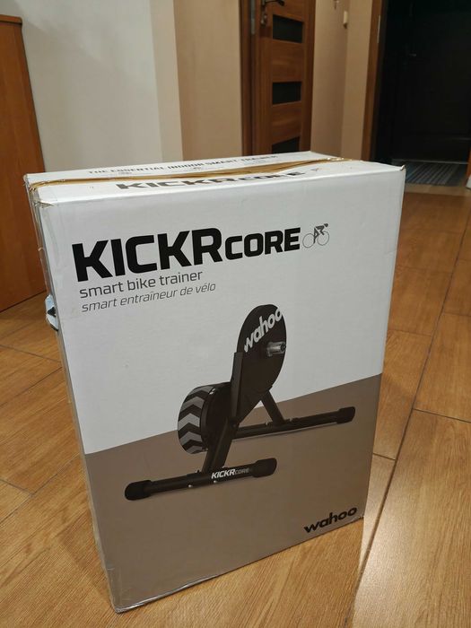 Trenażer rowerowy Smart Wahoo kickr core z kasetą 11 rzędową