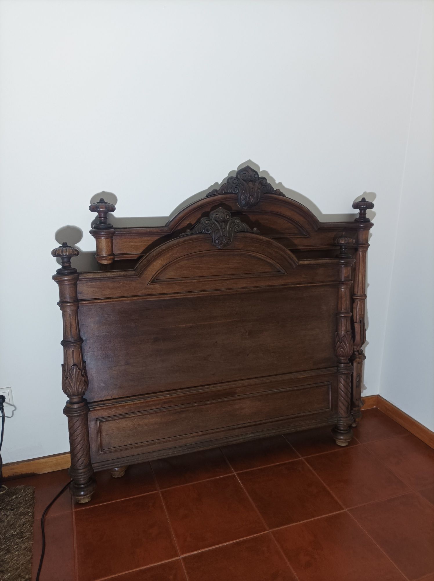 Cama centenária corpo e meio restaurada estilo vitoriano