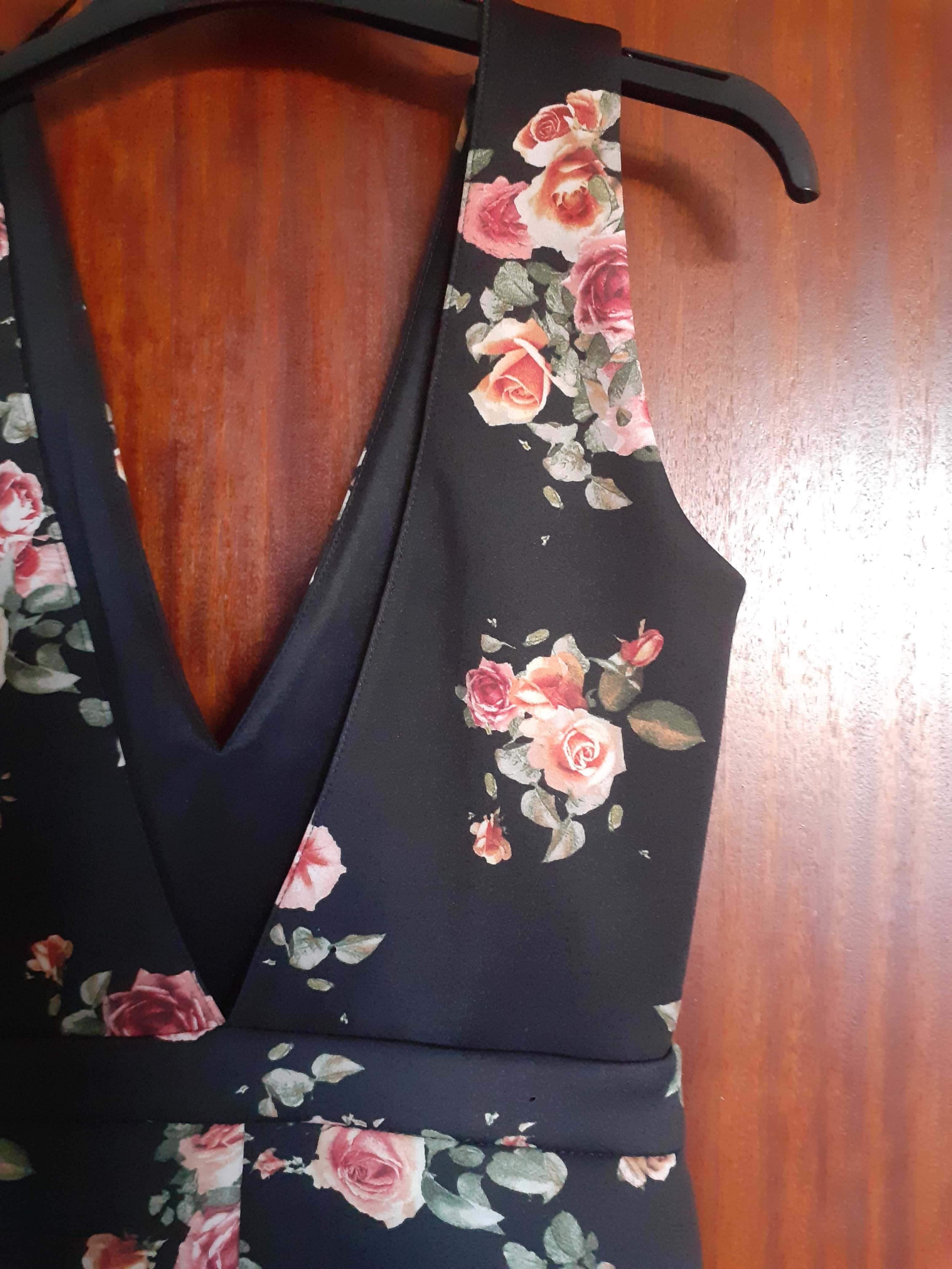 Vestido preto com flores, da Bershka