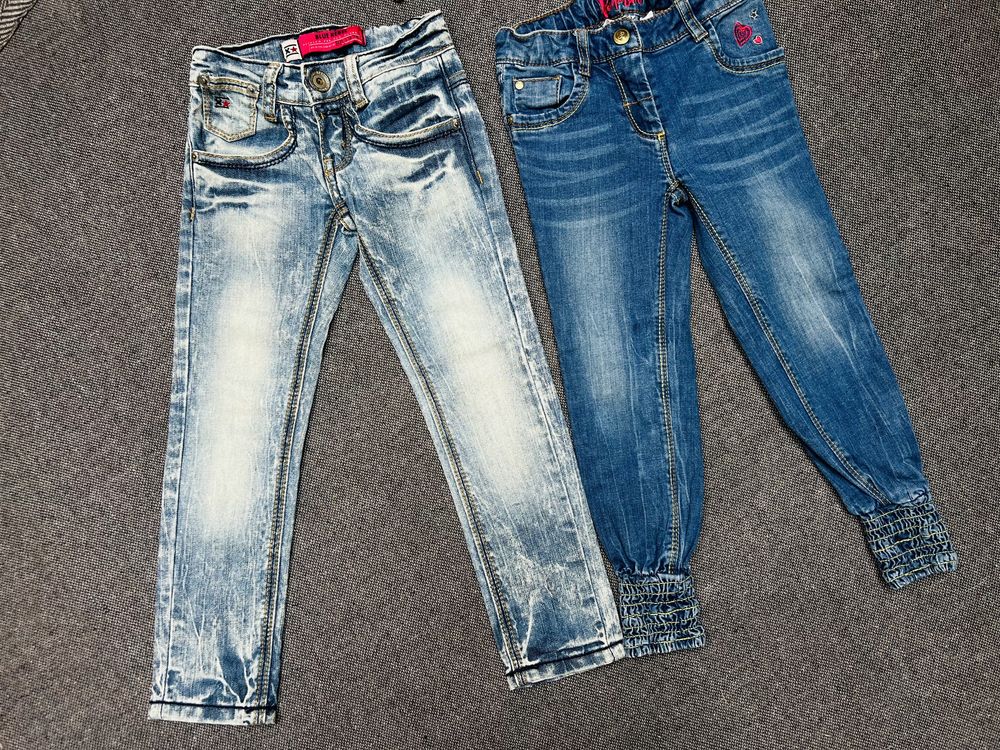 Jeansy w rozmiarze 104.