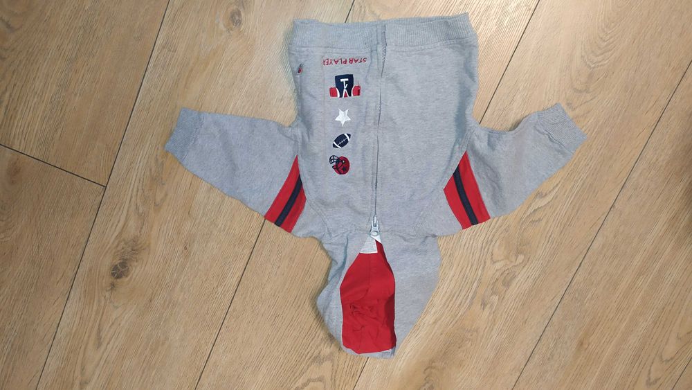 bluza z kapturem KRU rozmiar 6 - 9 miesięcy
80