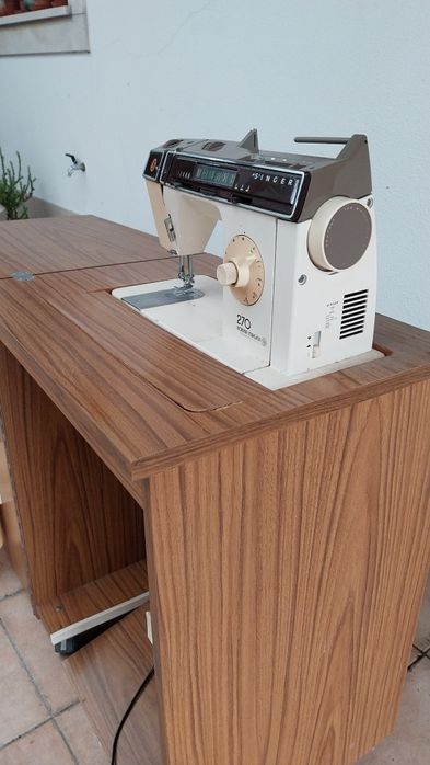 Movel com maquina de costura