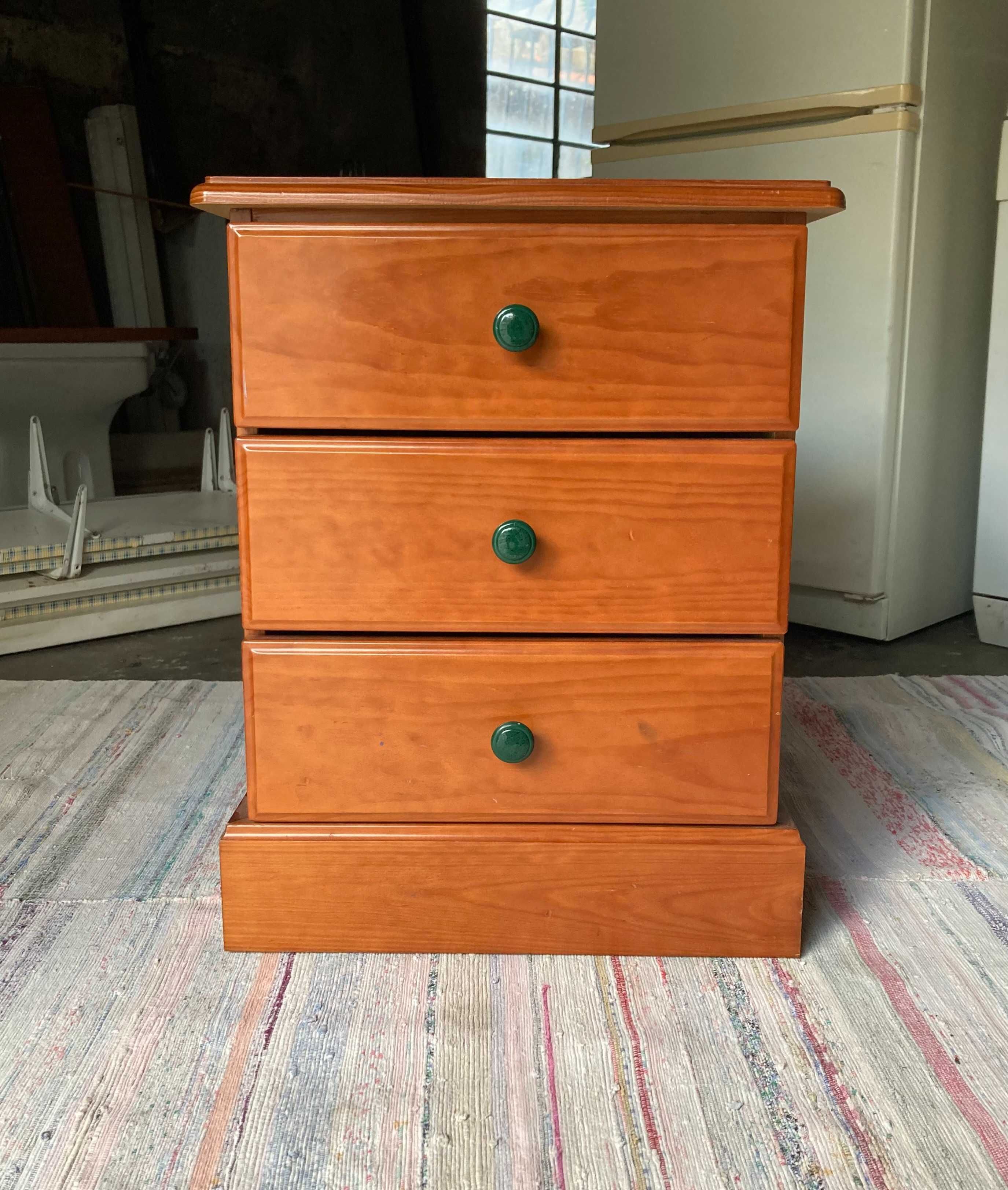 Quarto casal + mesa cabeceira + camiseiro e roupeiro