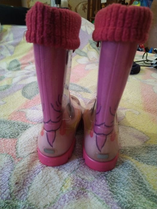 Резиновые детские сапоги на девочку