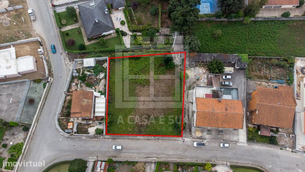 Terreno urbano com 1.296 m2 em Paços de Brandão