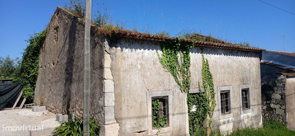 Moradia em pedra, devoluta para recuperar, com terreno.