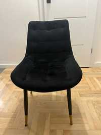 Czarne welurowe krzesła