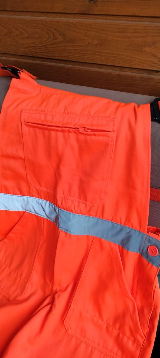 Nowe spodnie robocze typu ogrodniczki