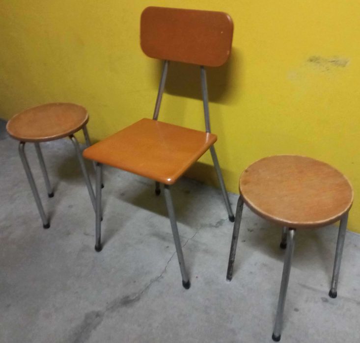 Cadeira e dois bancos