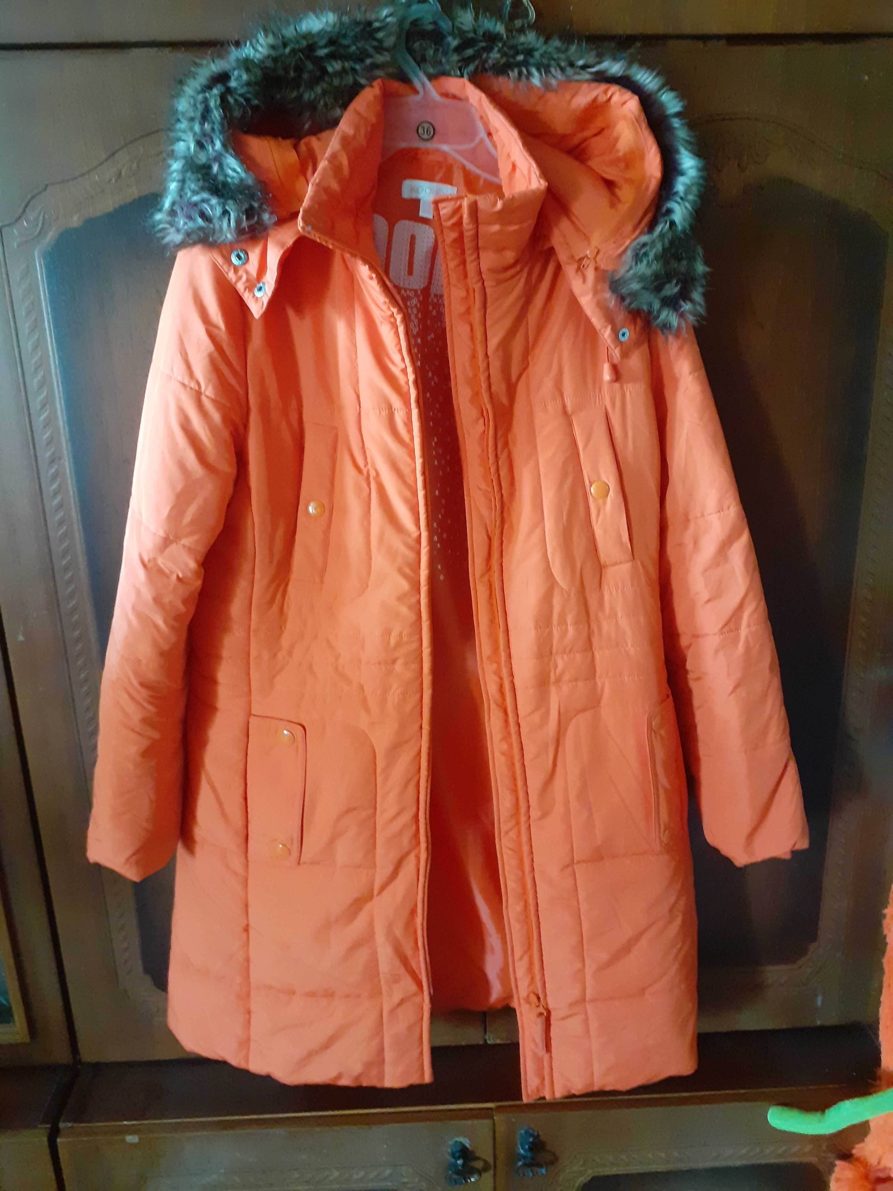 Пальто женское, на синтапоне, оранжевое, размер на 46, почти новое.