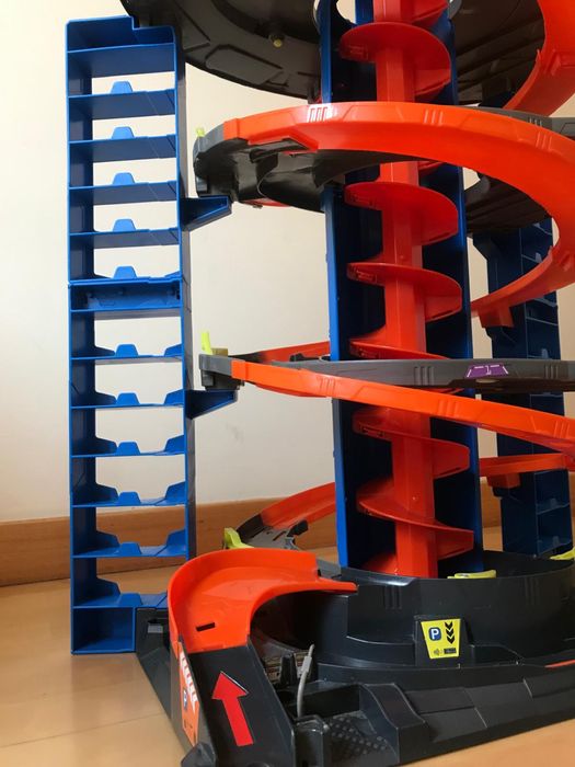 Mega garage Hot Wheels